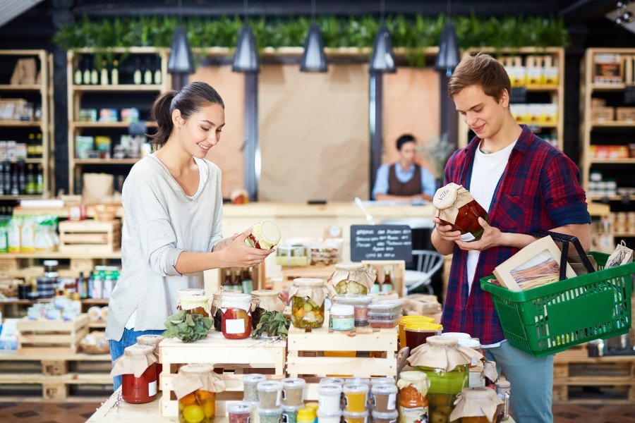 Para konsumentów na zakupach w supermarkecie