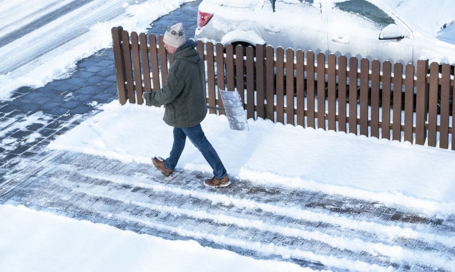 Oblodzony chodnik i złamanie. Jak uzyskać odszkodowanie?