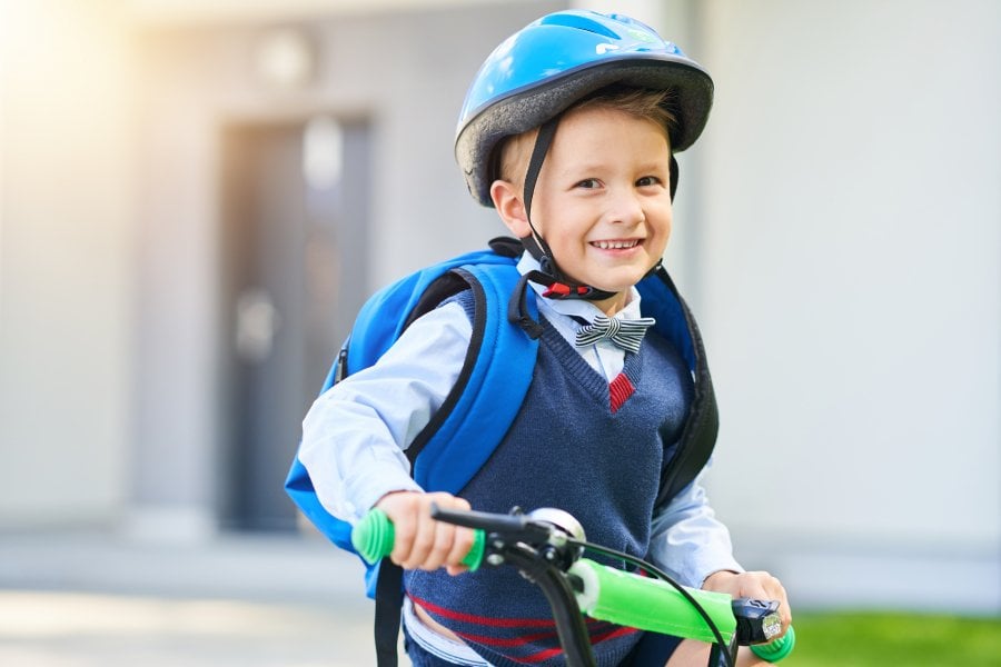 Kiedy dziecko może samodzielnie jechać rowerem do szkoły? Co mówi prawo?