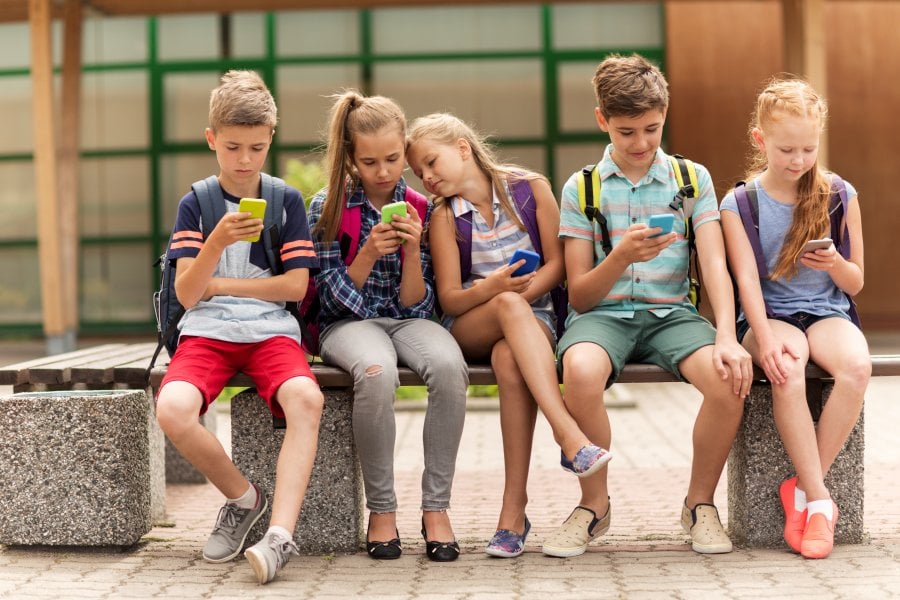 Telefon w rękach dziecka – jak przygotować smartfona?
