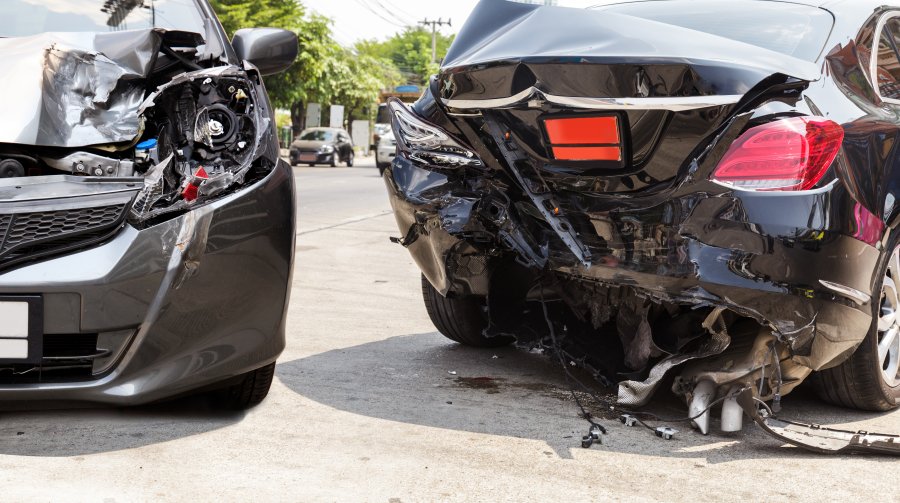 Jak legalnie i bez kłopotu kupić uszkodzone auto do naprawy?