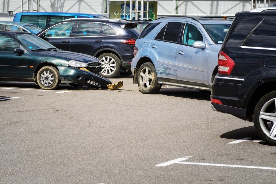 Jak postępować w przypadku szkody parkingowej?