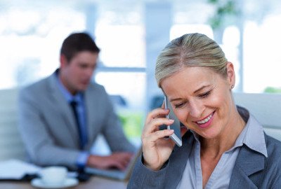 Zawarcie umowy przez telefon Rozmowa telefoniczna w biurze