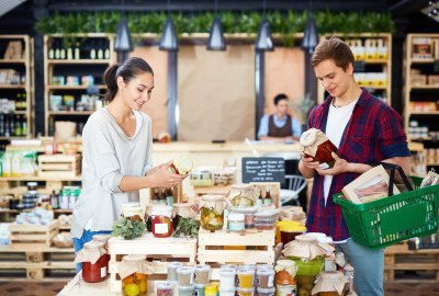 Para konsumentów na zakupach w supermarkecie