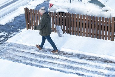 Oblodzony chodnik i złamanie. Jak uzyskać odszkodowanie?