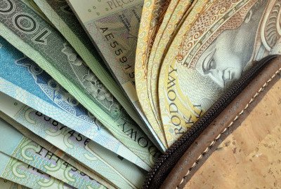 Poszkodowani klienci GetBack dochodzą zwrotu utraconych pieniędzy Pieniądze w porfelu konsumenta