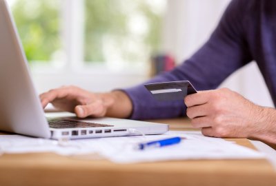 Jak bezpiecznie płacić kartą w internecie?