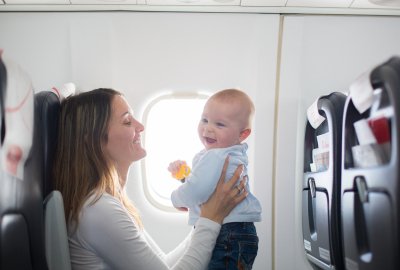 Podróż samolotem z dzieckiem – jak się do tego przygotować?
