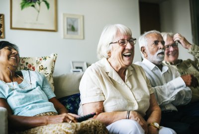 Domy opieki dla seniorów – jak wybrać placówkę i ile trzeba zapłacić za dobrą opiekę?