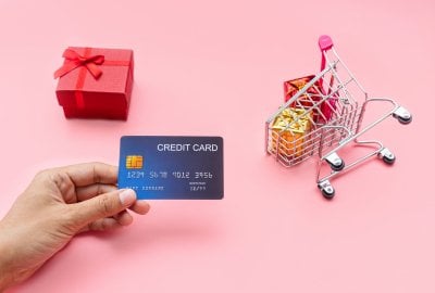 Płacisz kartą kredytową za zakupy w sieci? Sprawdź, jakie korzyści daje posiadaczowi karty usł