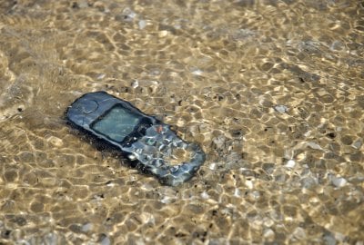 Co zrobić w razie zalania telefonu komórkowego?