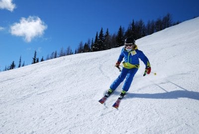 ABC zimowego sprzętu narciarskiego. Jak dobrać narty i kijki?