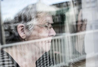 Specjaliści ostrzegają: przymusowa izolacja może prowadzić do poczucia lęku wśród seniorów