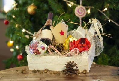 Alkohol jako świąteczny prezent dla kontrahenta. Czy można odliczyć podatek VAT?