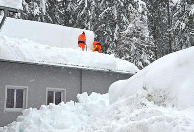 Obowiązek odśnieżania dachu domu