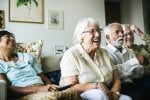 Domy opieki dla seniorów – jak wybrać placówkę i ile trzeba zapłacić za dobrą opiekę?