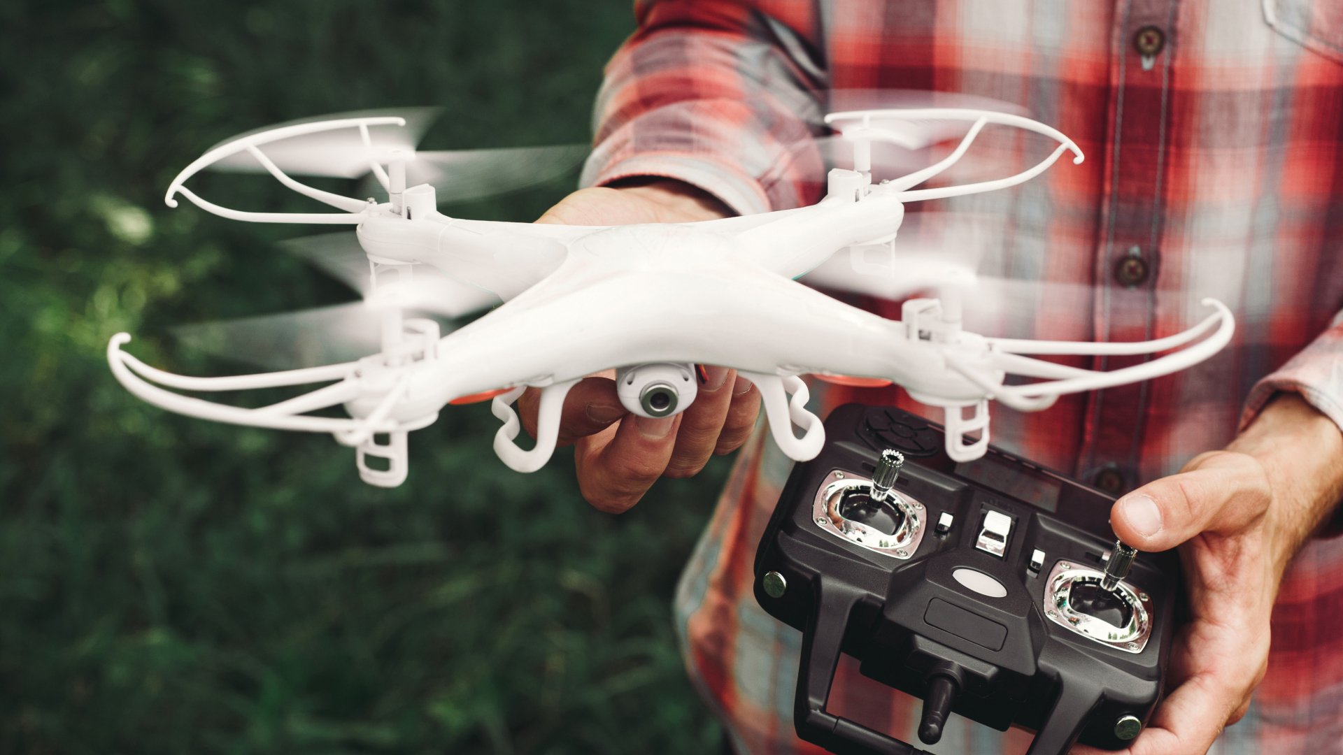 Lot dronem – rekreacyjnie i sportowo. Czy potrzebne jest ubezpieczenie?