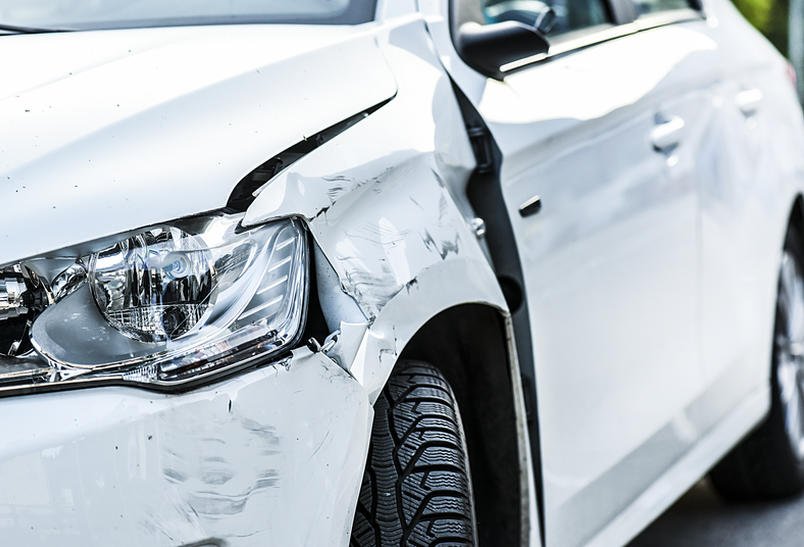 Prowadzenie samochodu bez uprawnień – co z ubezpieczeniem w razie wypadku?