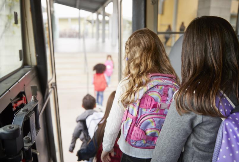 Czym dzieci dojeżdżają do szkół? Fatalny stan autobusów szkolnych