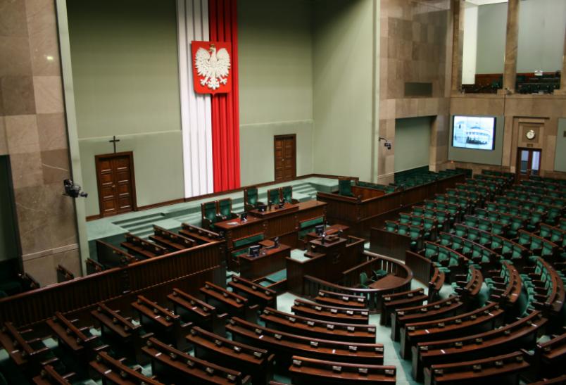 NIE BĘDZIE wykroczeń za brak maseczki, NIE BĘDZIE odszkodowań za brak testu w pracy