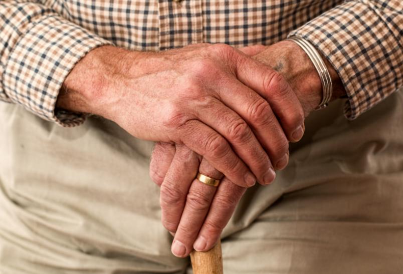 Jak znaleźć opiekunkę dla seniora? Jak wygląda zatrudnienie opiekunki ze strony prawnej?