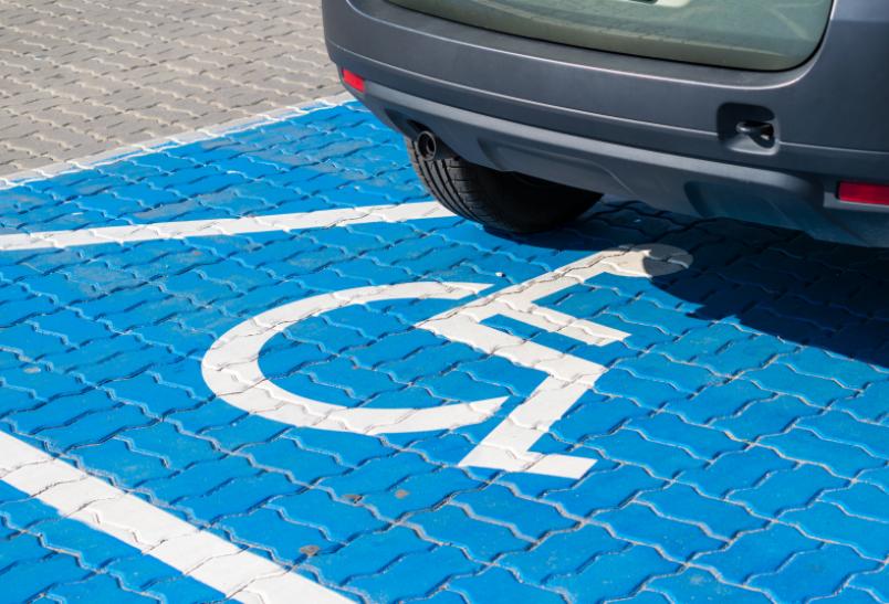 Jaki mandat za parkowanie na miejscu dla niepełnosprawnych?