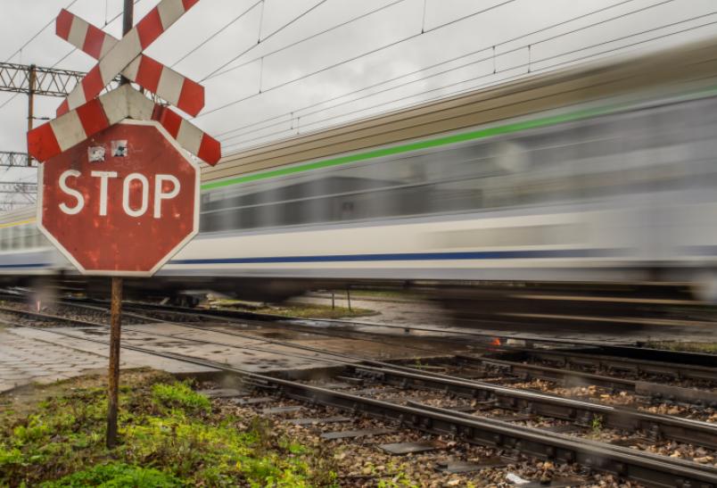Popularna nawigacja będzie ostrzegała przed przejazdami kolejowymi