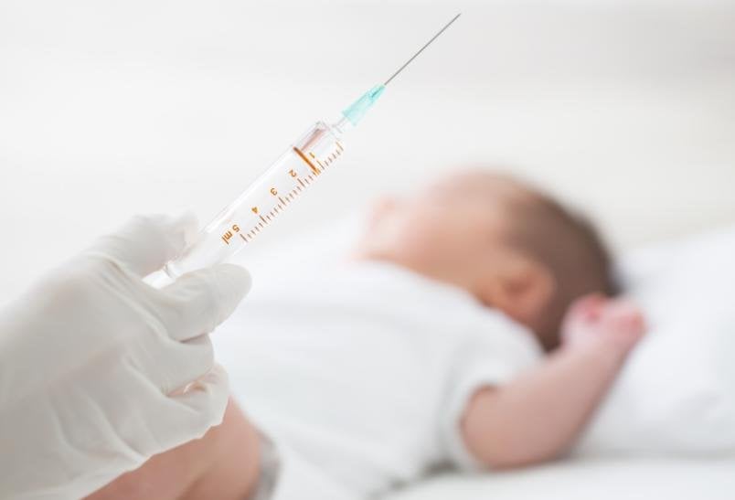 Pandemia COVID-19 napędza największy od 30 lat spadek liczby szczepień