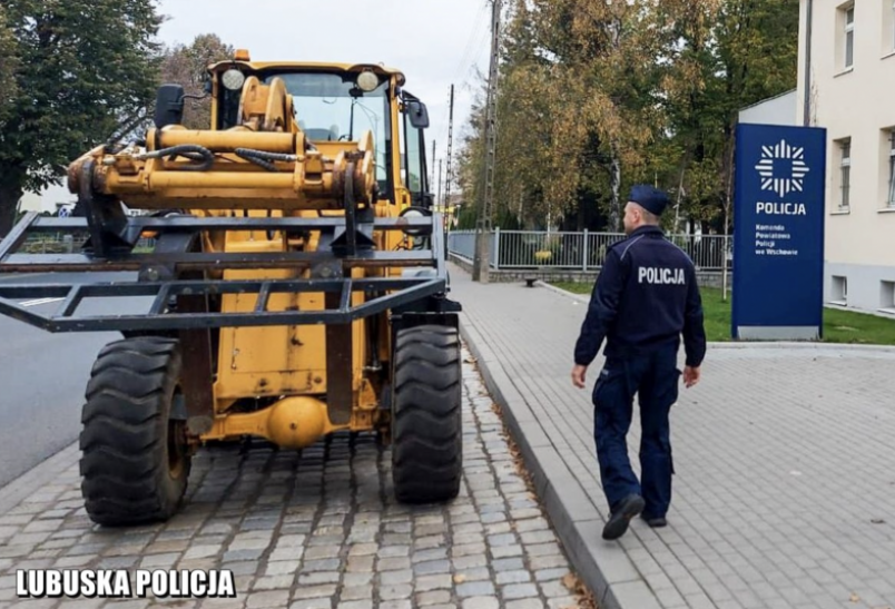 Chciał zrobić wrażenie na znajomej więc... zabrał jej koparkę