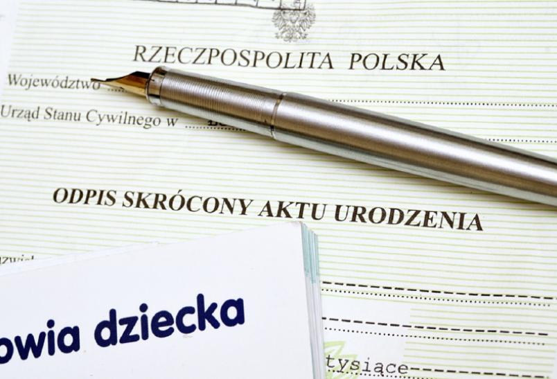 Fikcyjne dane ojca dziecka w akcie urodzenia. RPO wnioskuje o zmianę przepisów