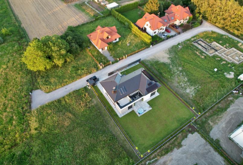 Czy gmina może mi zabrać część działki na drogę?