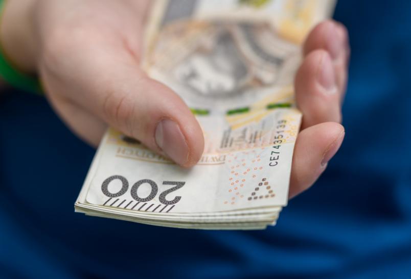 Wypłata. Kiedy musi trafić na konto?