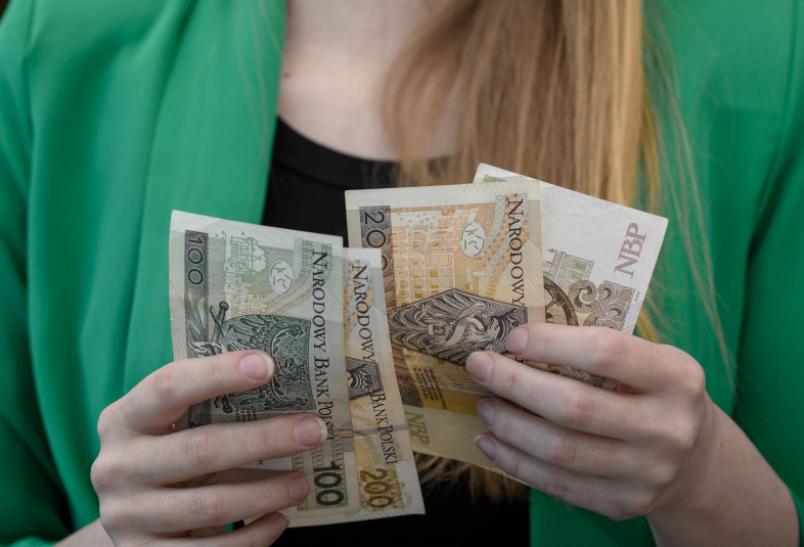 Czy znalezione na ulicy pieniądze trzeba oddać?