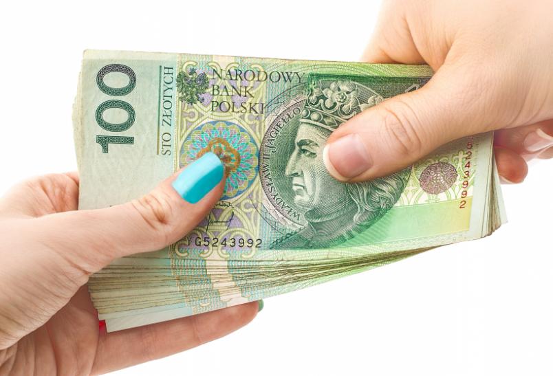 Czy można brać 800 plus mieszkając za granicą?
