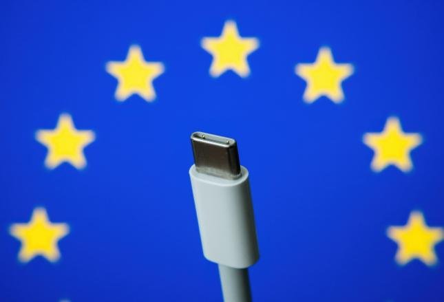 UE: Port USB-C w każdym urządzeniu. W iPhonach również?