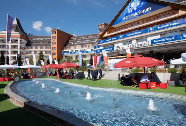 XXXI Forum Ekonomiczne w Karpaczu ‘Planeta Piołun Oksany Zabużko’ XXXI Forum Ekonomiczne w Karpaczu ‘Planeta Piołun Oksany Zabużko’
