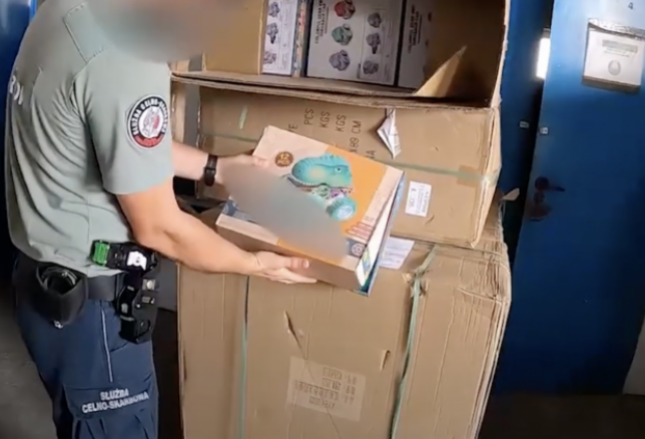 Plaga podróbek. Tym razem celnicy odkryli 370 tys. produktów udających oryginały (FILM) Plaga podróbek. Tym razem celnicy odkryli 370 tys. produktów udających oryginały (FILM)
