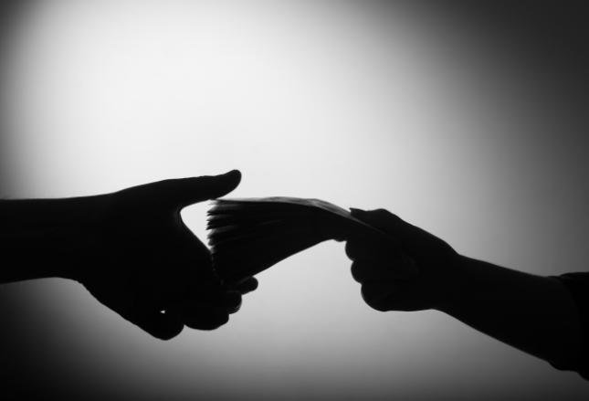 Edukacja nie pomaga. Dlaczego tak często padamy ofiarą oszustw? Edukacja nie pomaga. Dlaczego tak często padamy ofiarą oszustw?