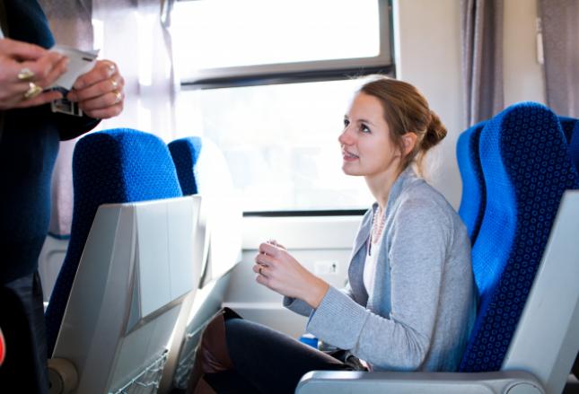 Jak wygląda kontrola biletów w pociągu i w autobusie?