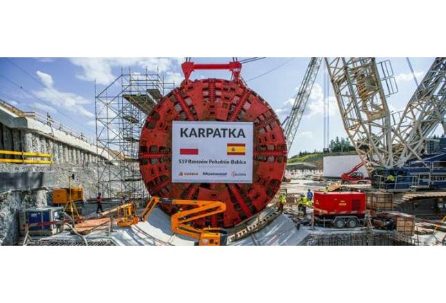 Budowa S19. Trwa montaż maszyny TBM do drążenia tunelu Budowa S19. Trwa montaż maszyny TBM do drążenia tunelu
