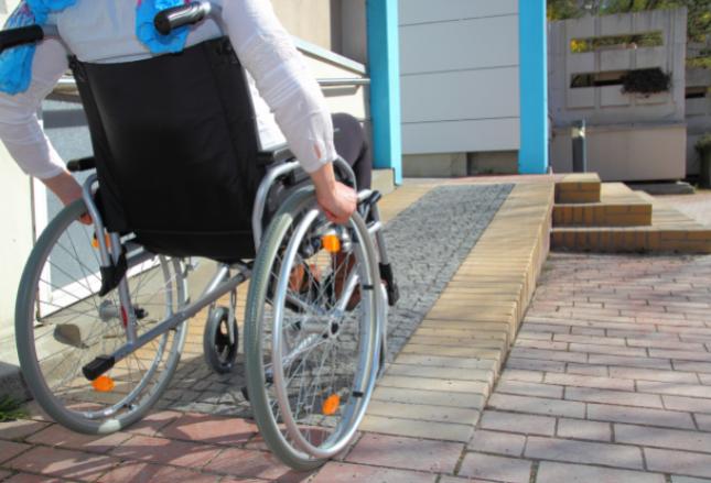 Jakie są główne bariery dla osób niepełnosprawnych w procesie wyborczym?