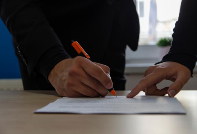 Umowa zlecenie o cechach umowy o pracę. Co można zrobić? Umowa zlecenie o cechach umowy o pracę. Co można zrobić?