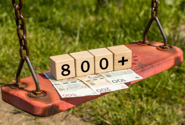 ZUS wypłaca 800 plus na nowy okres świadczeniowy ZUS wypłaca 800 plus na nowy okres świadczeniowy