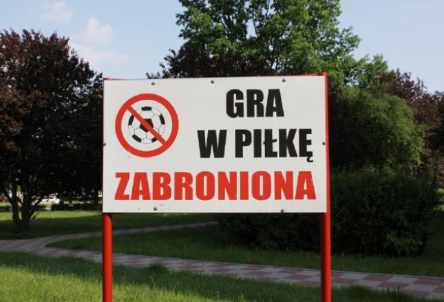Czy zakaz gry w piłkę na osiedlu jest legalny? Czy zakaz gry w piłkę na osiedlu jest legalny?