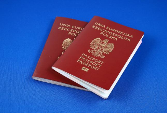 Wyjazd za granicę - czy i kiedy trzeba zgłosić go w urzędzie?