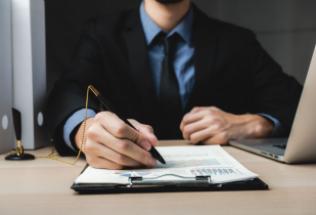 Doradca kredytowy - jakie są jego kompetencje? Czy warto skorzystać z jego usług?