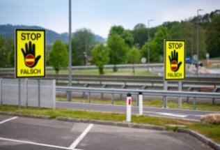 Znak z czarną dłonią będzie umieszczany przy drogach w całej Polsce