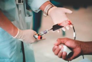 Koniec stanu epidemii – czy krwiodawcy mogą nadal liczyć na dwa dni wolnego?