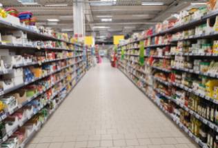 Auchan i Carrefour wykorzystują dostawców, w tym rolników, wprowadzając dodatkowe opłaty?