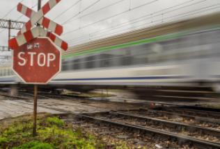 Popularna nawigacja będzie ostrzegała przed przejazdami kolejowymi